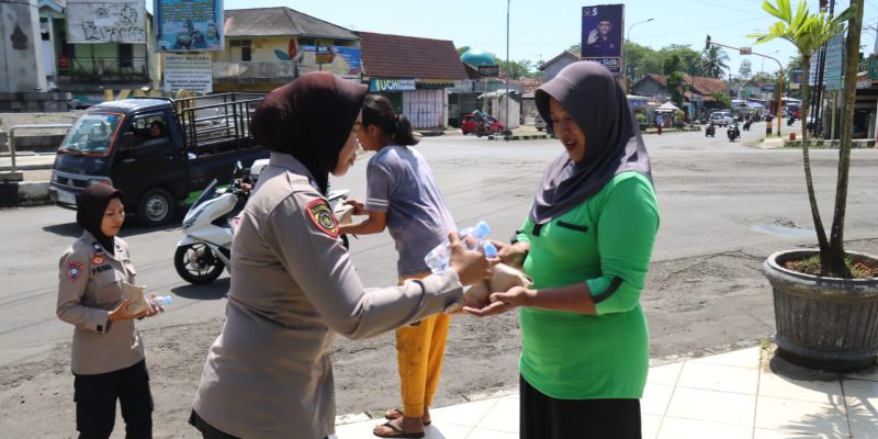 Lakukan Patroli Rutin, 8 Polwan Polres Pekalongan Bagikan 100 Nasi Bungkus