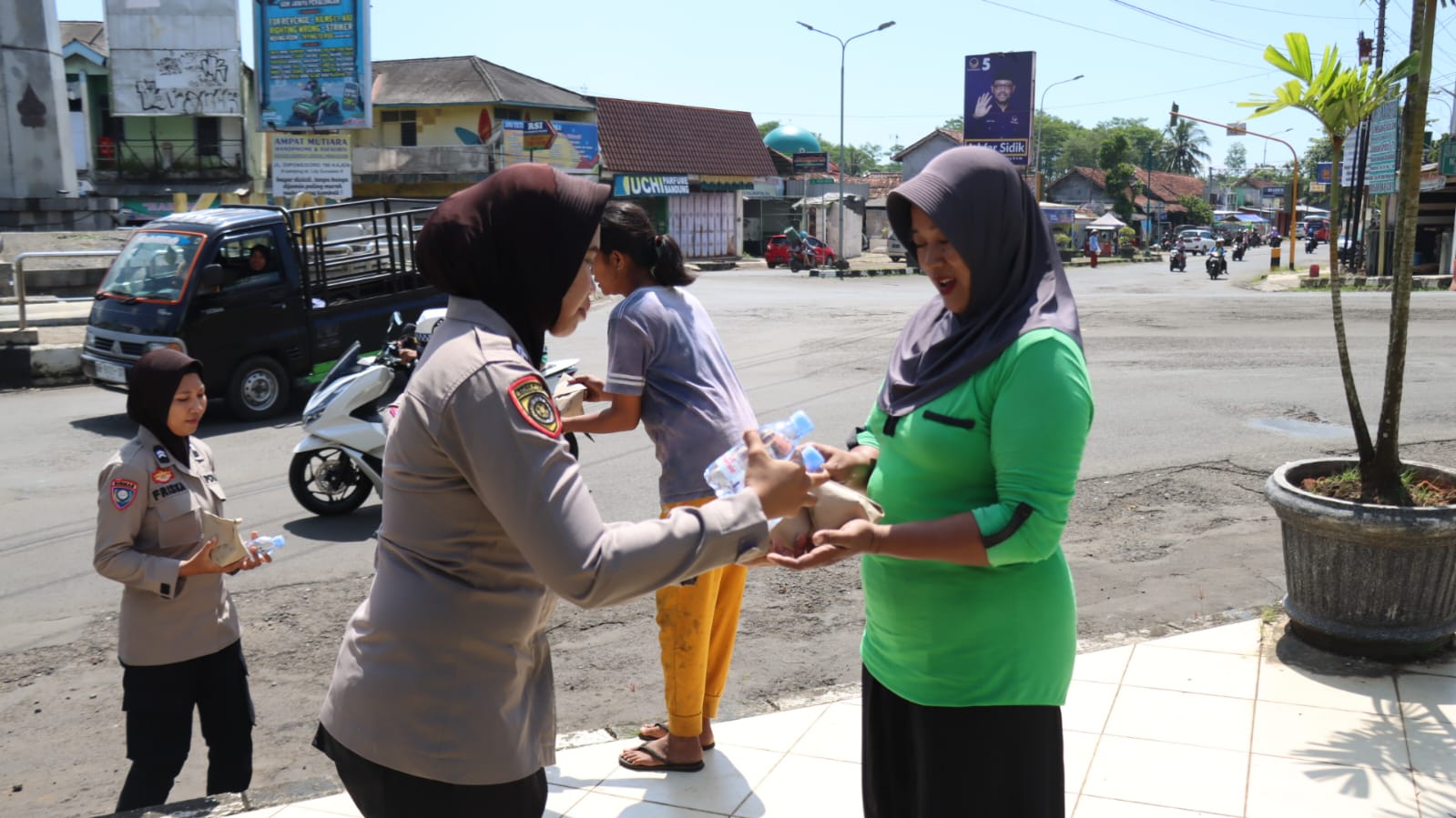 Lakukan Patroli Rutin, 8 Polwan Polres Pekalongan Bagikan 100 Nasi Bungkus