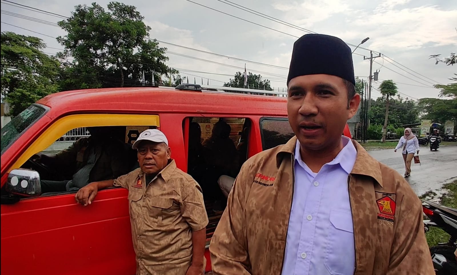 Di Iringi Tari Musik Rampak, Bacaleg Partai Gerindra di Didaftarkan dengan Angkot Tua Warna Oranye