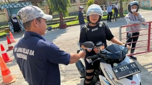 Tingkatkan Pelayanan, Lapas Pamekasan Berikan Fasilitas Kartu Parkir Bagi Pengunjung