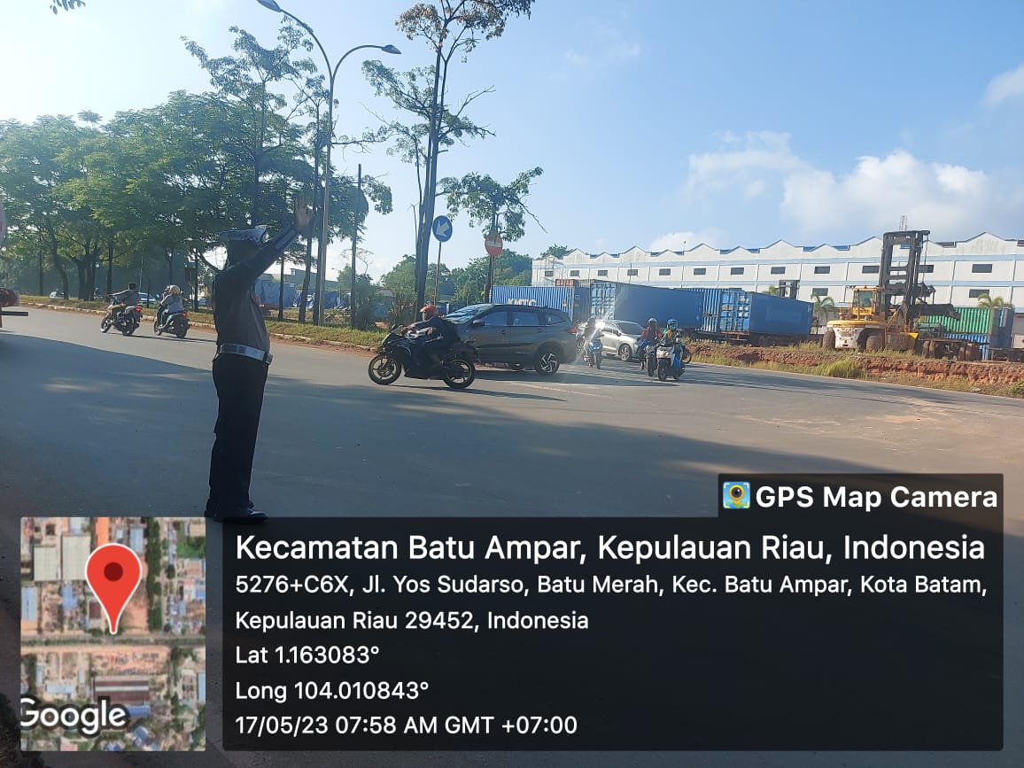 Personil Polsek Batu Ampar Beri Kelancaran Kepada Masyarakat Melaksanakan Strong Point Pagi