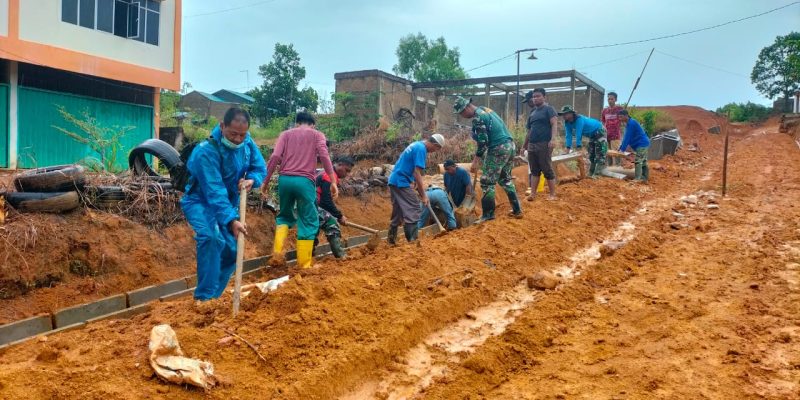 Meski Hujan, Warga dan Seluruh Personel TMMD Tetap Semangat Bergotongroyong di Kavling Seraya Batam