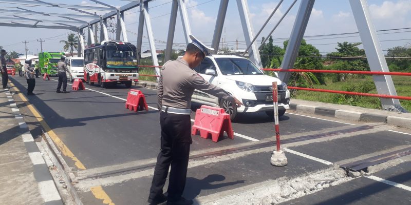 Jembatan Pait Retak dan Berpotensi membahayakan, Satlantas Polres Pekalongan Gerak Cepat Lakukan Rekayasa Lalu Lintas   