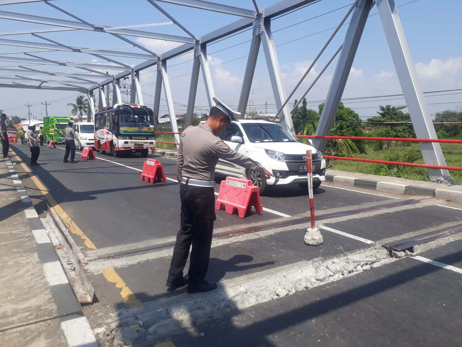 Jembatan Pait Retak dan Berpotensi membahayakan, Satlantas Polres Pekalongan Gerak Cepat Lakukan Rekayasa Lalu Lintas   