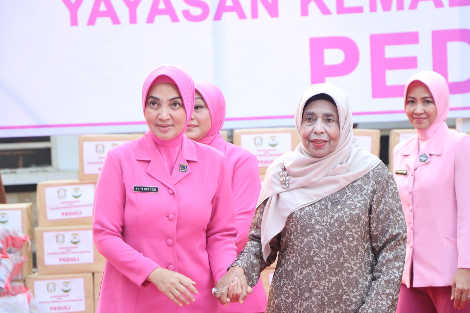 Jumat Berkah, Bhayangkari Daerah Jawa Timur Gelar Baksos di Ponpes Raudlatul Jannah Probolinggo 