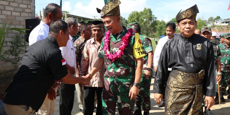 Ketua Tim Pengawas dan Evaluasi TMMD Melakukan Peninjauan Progres Pembangunan di Kavling Seraya Sambau  Pelopornews.co.id – Batam – Ketua Tim Pengawas dan Evaluasi TNI Manunggal Membangun Desa (TMMD) ke-116 Tahun 2023, Letnan Jenderal TNI Richard Taruli Horja Tampubolon melakukan kunjungan ke Kavling Seraya, Kelurahan Sambau, Kecamatan Nongsa, Kota Batam
