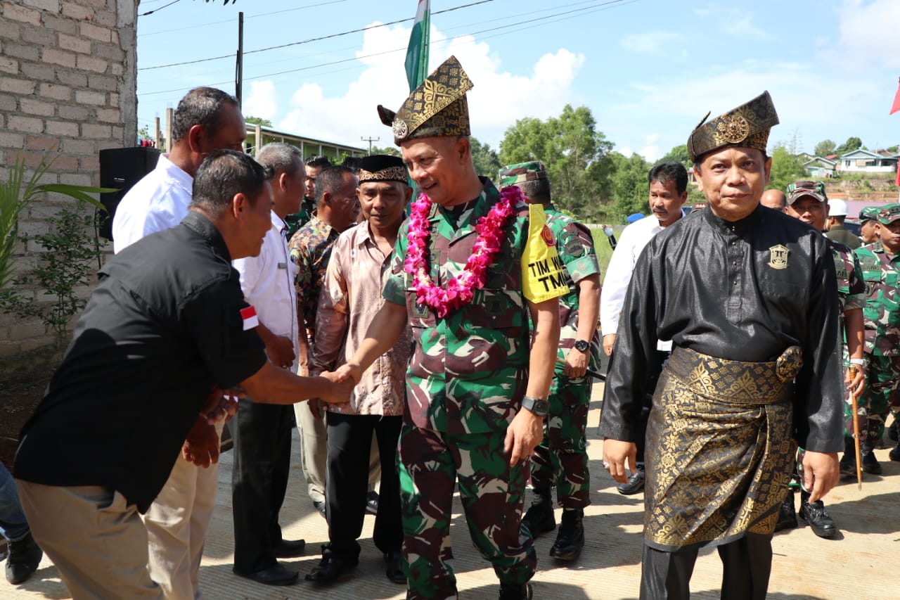 Ketua Tim Pengawas dan Evaluasi TMMD Melakukan Peninjauan Progres Pembangunan di Kavling Seraya Sambau  Pelopornews.co.id – Batam – Ketua Tim Pengawas dan Evaluasi TNI Manunggal Membangun Desa (TMMD) ke-116 Tahun 2023, Letnan Jenderal TNI Richard Taruli Horja Tampubolon melakukan kunjungan ke Kavling Seraya, Kelurahan Sambau, Kecamatan Nongsa, Kota Batam
