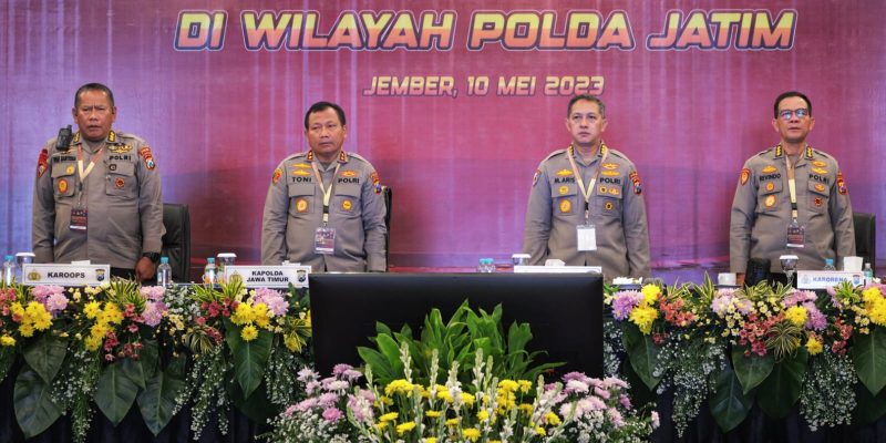 Anev Sitkamtibmas, Kapolres Probolinggo Terima Penghargaan dari Kapolda Jatim