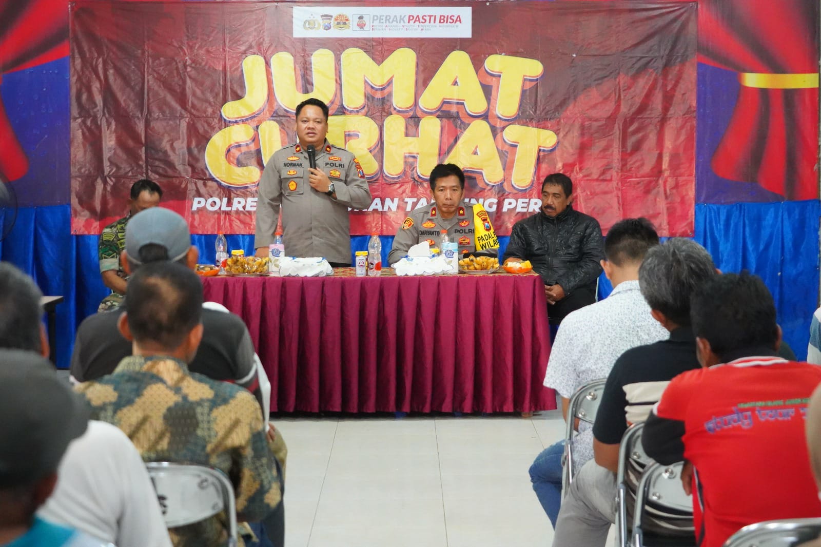 Wakapolres Tanjung Perak Berinteraksi Dengan Masyarakat Melalui Jumat Curhat