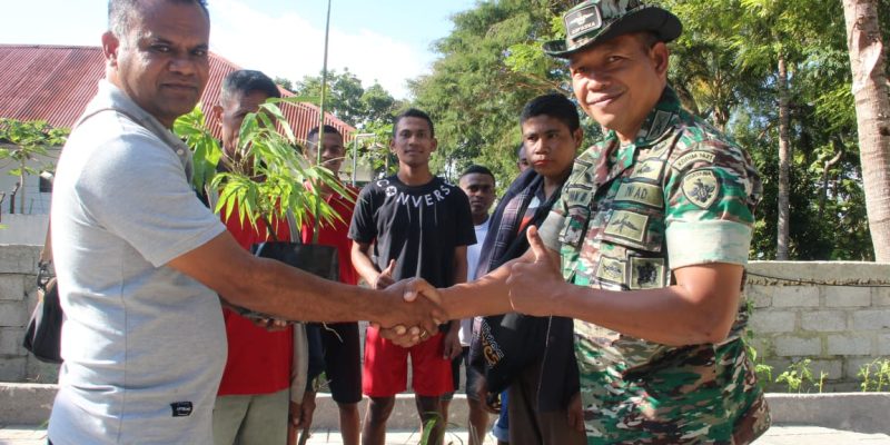 Mengatasi Kepunahan Danramil 1621-02/Amanuban Tengah Serahkan Anakan Bambu Hitam