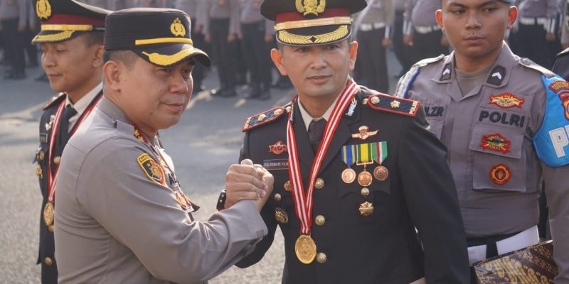 Upacara Pelantikan dan Serah Terima Jabatan Pejabat Utama dan Kapolsek Jajaran serta Pemberian Penghargaan kepada Anggota Polrestabes Surabaya yang Berprestasi