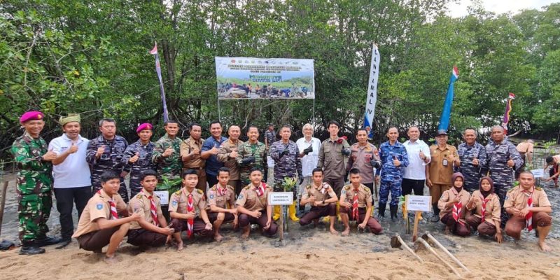Danlantamal IV Ikuti Kegiatan Puncak Penanaman Mangrove Serentak Bersama Pimpinan TNI/Polri di Batam