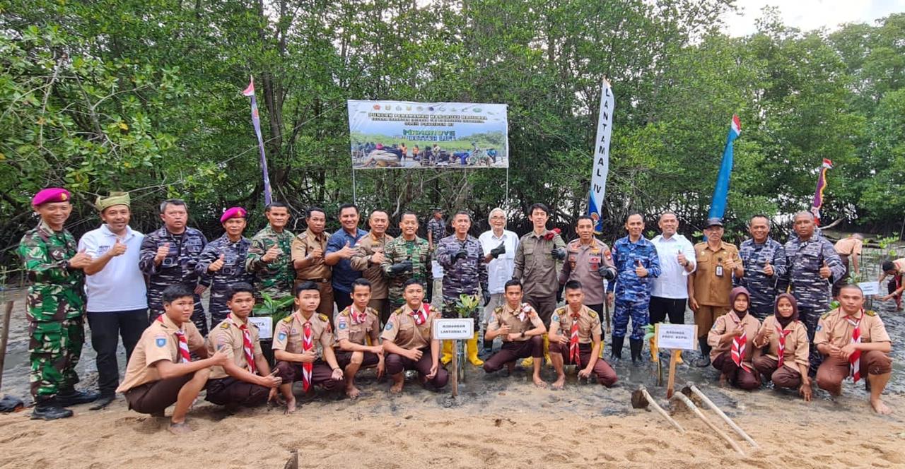 Danlantamal IV Ikuti Kegiatan Puncak Penanaman Mangrove Serentak Bersama Pimpinan TNI/Polri di Batam