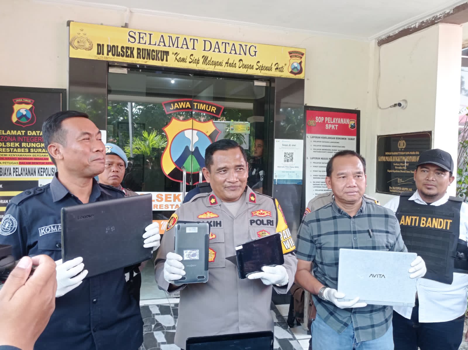 Polsek Rungkut Polrestabes Surabaya Menangkap Para Pelaku Aksi Pencurian Serta Mengamankan Barang Buktinya