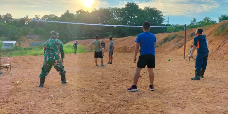 Disela-sela Waktu Istirahat, Personel TMMD dan Warga Kavling Seraya Laksanakan Olahraga Bola Voli