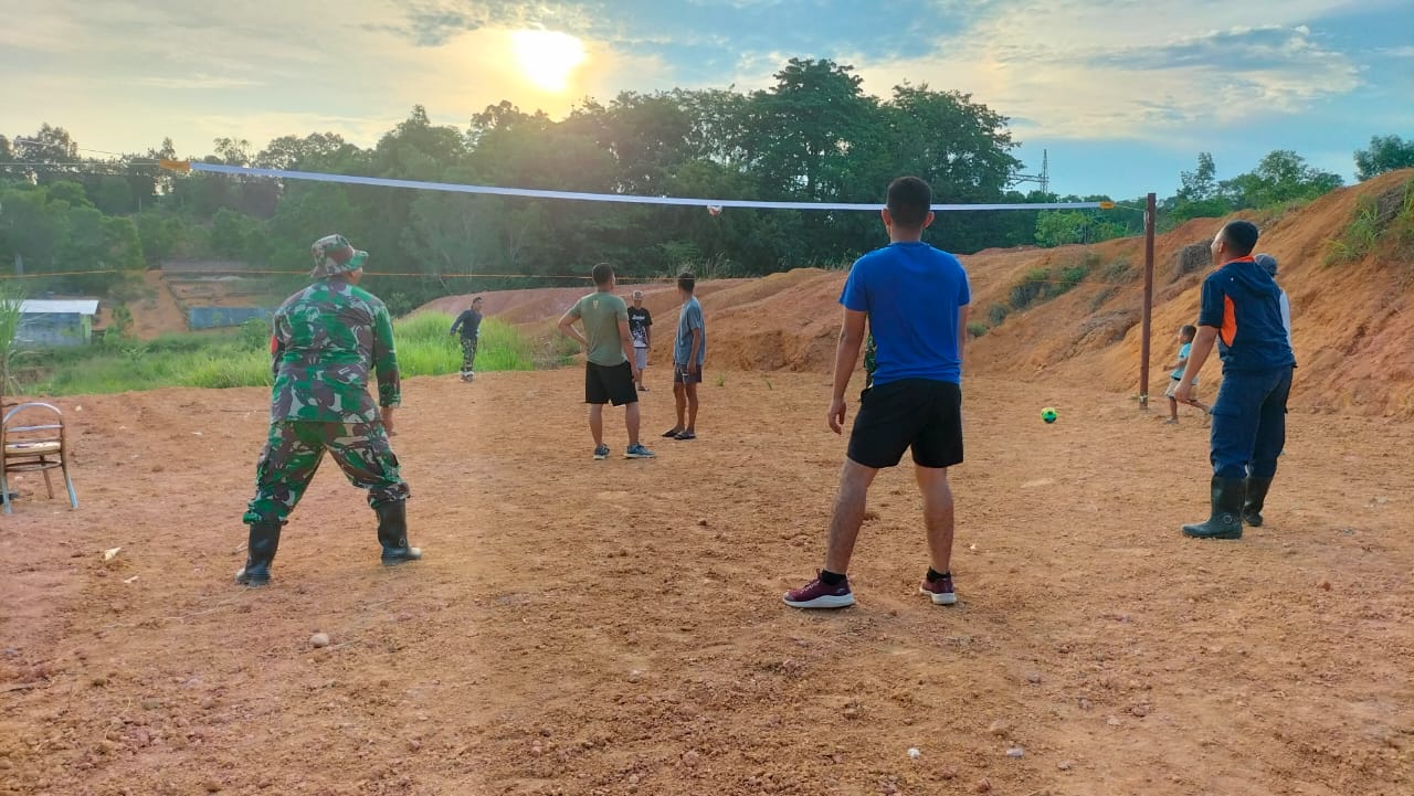 Disela-sela Waktu Istirahat, Personel TMMD dan Warga Kavling Seraya Laksanakan Olahraga Bola Voli