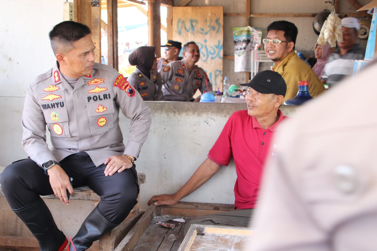 Kapolres Pekalongan Duduk Bareng Nelayan Wonokerto, Sosialisasikan Polisi RW