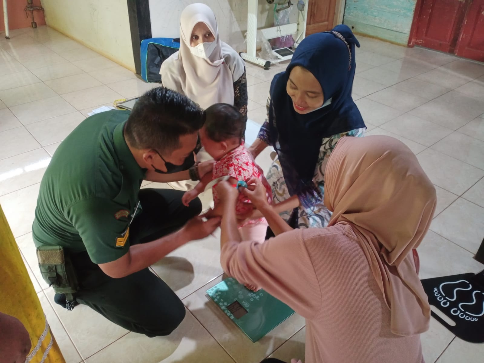 Cegah Stunting Babinsa Bersama Bidan Desa Laksanakan Posyandu