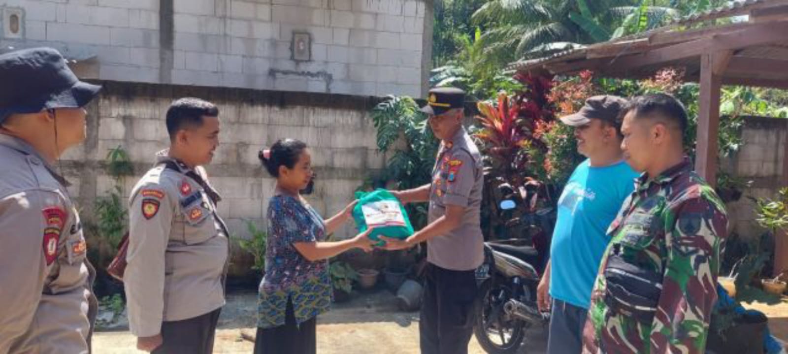 Polres Pacitan Berikan Bantuan Untuk Warga Pasca Diterjang Puting Beliung