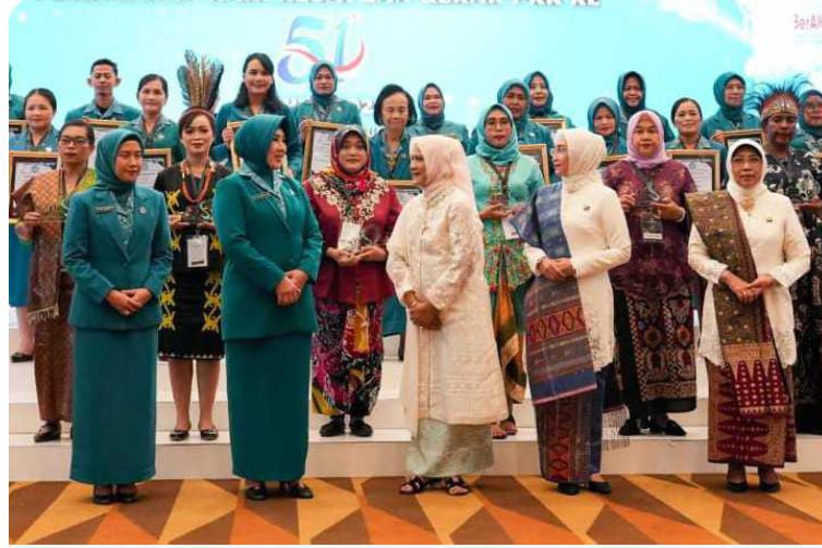 Ibu Negara Iriana Jokowi Apresiasi Kader PKK Bekerja Melebihi PNS