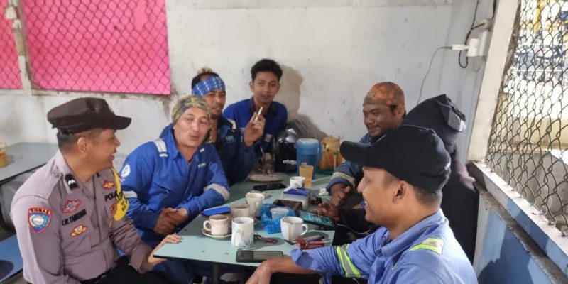 Personil Polsek Batu Ampar Bhabinkamtibmas Sambangi Warga di Kelurahan Batu Merah – Batam