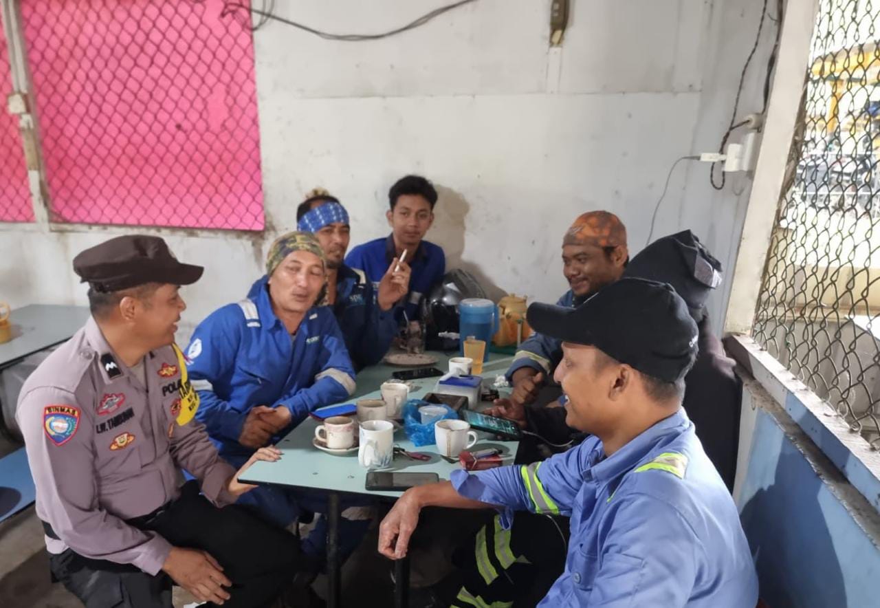 Personil Polsek Batu Ampar Bhabinkamtibmas Sambangi Warga di Kelurahan Batu Merah – Batam