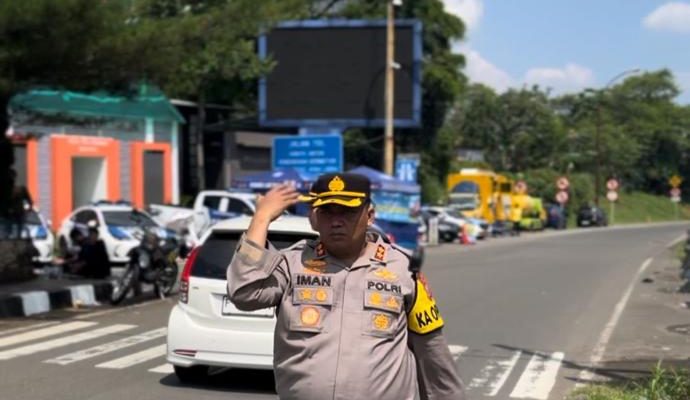 Kehadiran Polisi Berikan Rasa Aman Disaat Weekend Di Jalur Puncak Kabupaten Bogor.