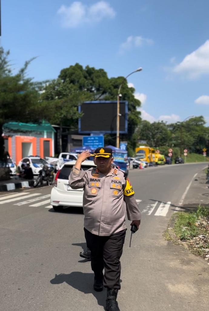 Kehadiran Polisi Berikan Rasa Aman Disaat Weekend Di Jalur Puncak Kabupaten Bogor.