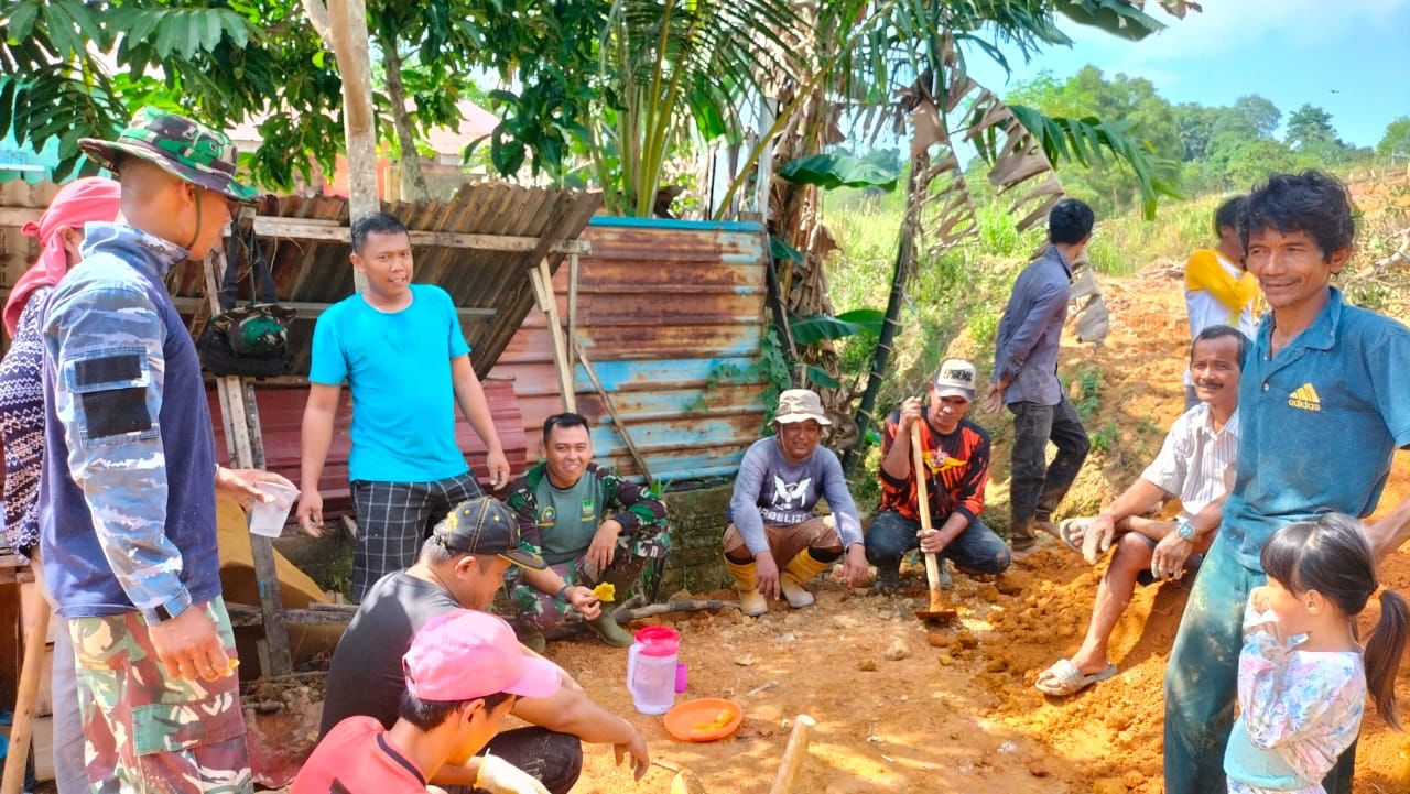 Personel TMMD dan Warga Kavling Seraya Sambau Rayakan Hari Kebangkitan Nasional Dengan Sukacita