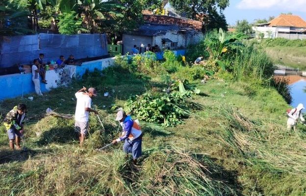 Peduli Lingkungan,Warga RT 04 RW 06 Rongtengah Bersama Dinas PUPR Sampang Bersihkan Bantaran Sungai