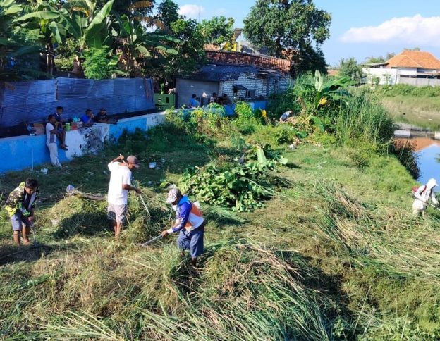 Peduli Lingkungan,Warga RT 04 RW 06 Rongtengah Bersama Dinas PUPR Sampang Bersihkan Bantaran Sungai