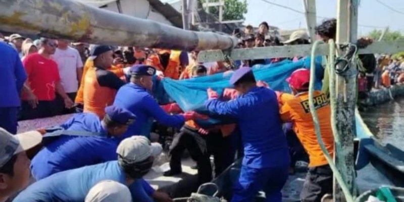 Tim SAR Gabungan Satpolairud Polres Lamongan Berhasil Temukan Korban Nelayan Tenggelam Terlilit Jaring