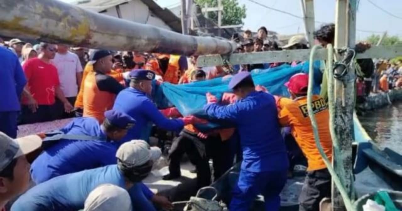 Tim SAR Gabungan Satpolairud Polres Lamongan Berhasil Temukan Korban Nelayan Tenggelam Terlilit Jaring
