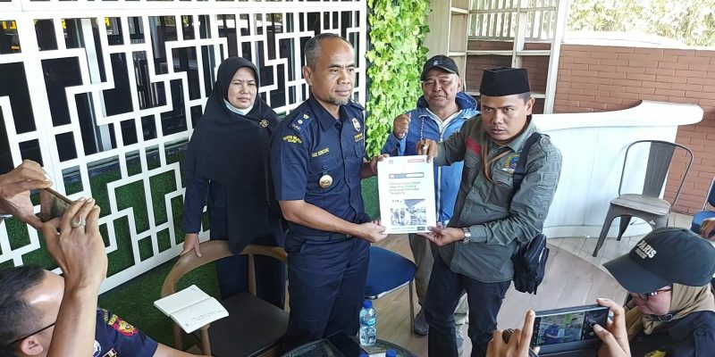 Pejabat Utama Kanwil Beacukai Jatim 1 Anggukkan Kepala Saat Dituding Tidak Profesional Oleh AMI