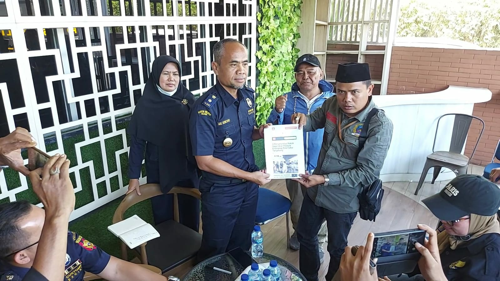 Pejabat Utama Kanwil Beacukai Jatim 1 Anggukkan Kepala Saat Dituding Tidak Profesional Oleh AMI
