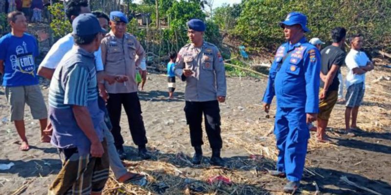 Satpol Airud Polres Jember Berhasil Selamatkan Dua Nelayan Dihantam Ombak, Dua Lainnya Dalam Pencarian.