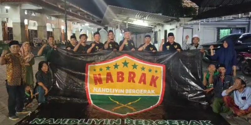 Berbagi Sembako di Kompleks Makam Sunan Ampel