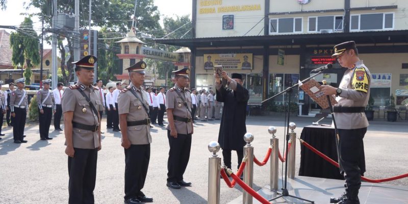 Kapolres Lamongan Pimpin Sertijab Kapolsek dan Kenaikan Pangkat Pengabdian