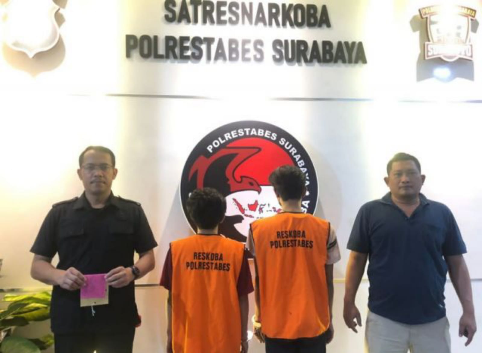 Polrestabes Surabaya Ungkap Peredaran Narkoba, Dua Tersangka Pengedar Berhasil Diamankan