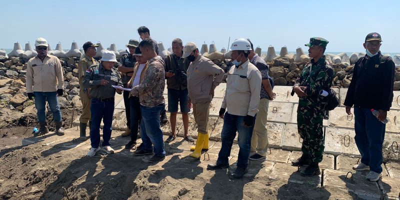 Pengukuran Gagal, Proyek Tanggul Pantai Slamaran Terancam Mangkrak
