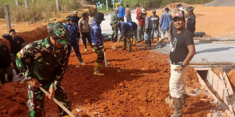 Personel dan Masyarakat Kavling Seraya Ciptakan Rasa Kebersamaan di Kegiatan TMMD ke-116 Batam