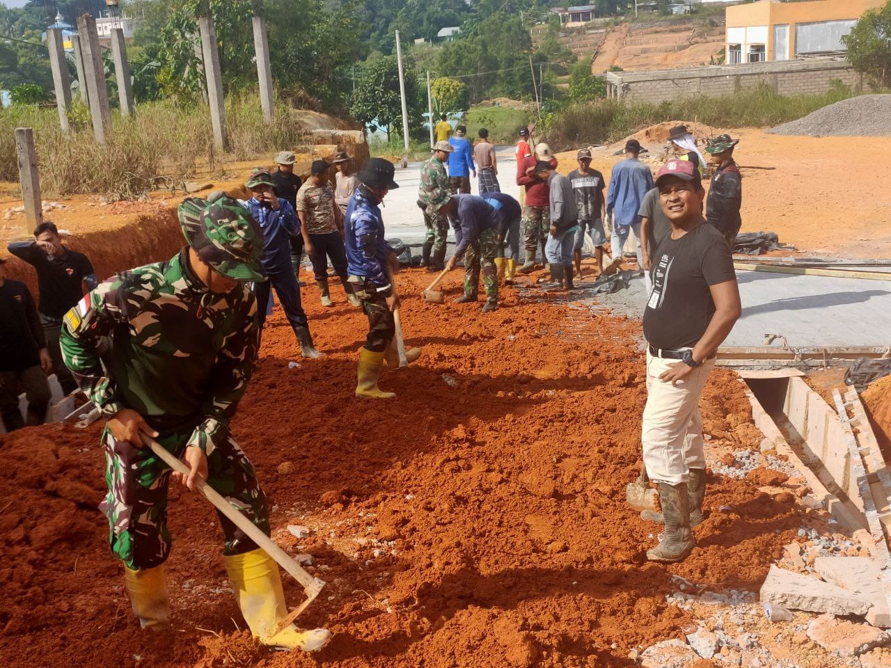 Personel dan Masyarakat Kavling Seraya Ciptakan Rasa Kebersamaan di Kegiatan TMMD ke-116 Batam
