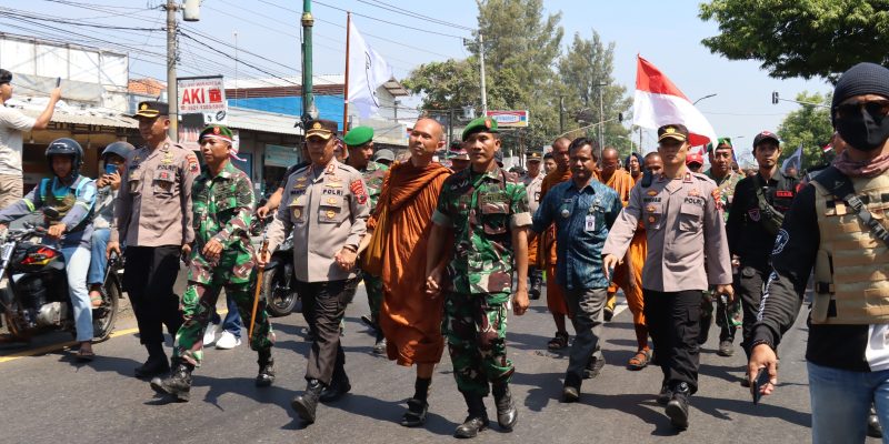 34 Biksu Napak Tilas Thudong Melintas Wilayah Kabupaten Pekalongan, Polisi Berikan Pengamanan dan Pemeriksaan Kesehatan
