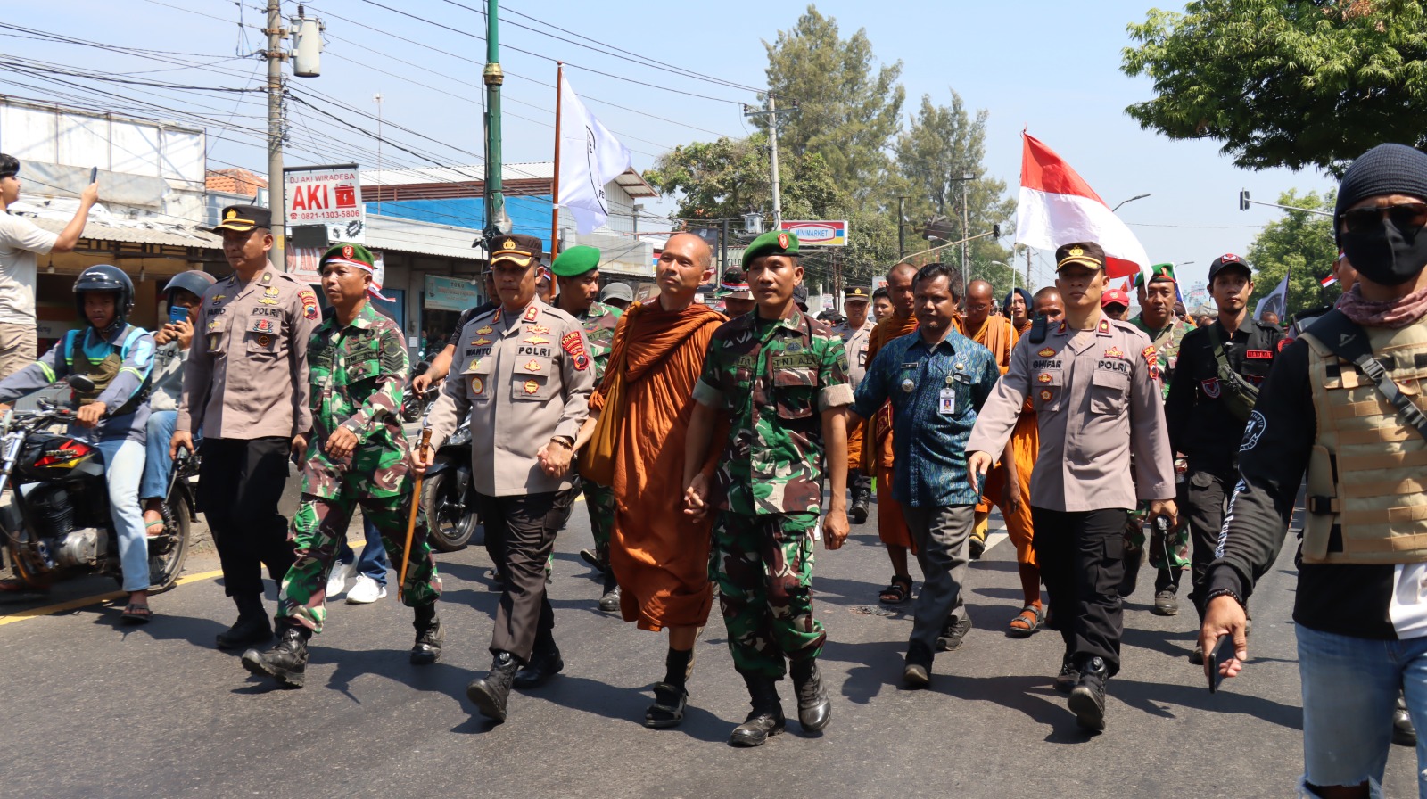 34 Biksu Napak Tilas Thudong Melintas Wilayah Kabupaten Pekalongan, Polisi Berikan Pengamanan dan Pemeriksaan Kesehatan