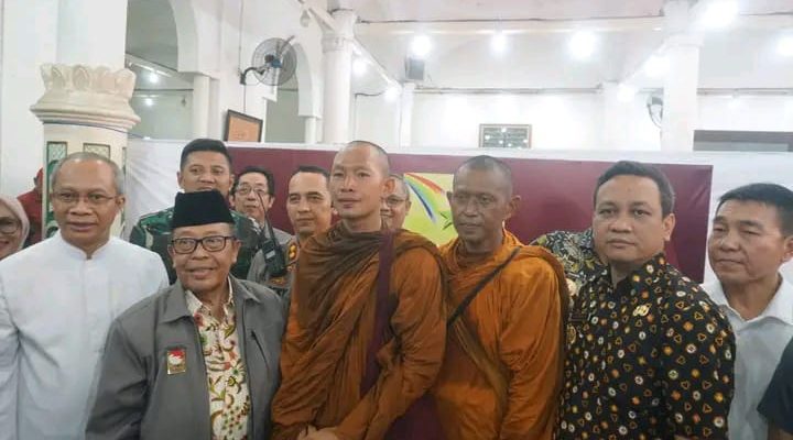 32 Biksu Thudong Sampai Kota Pekalongan, Walikota Sambut Meriah