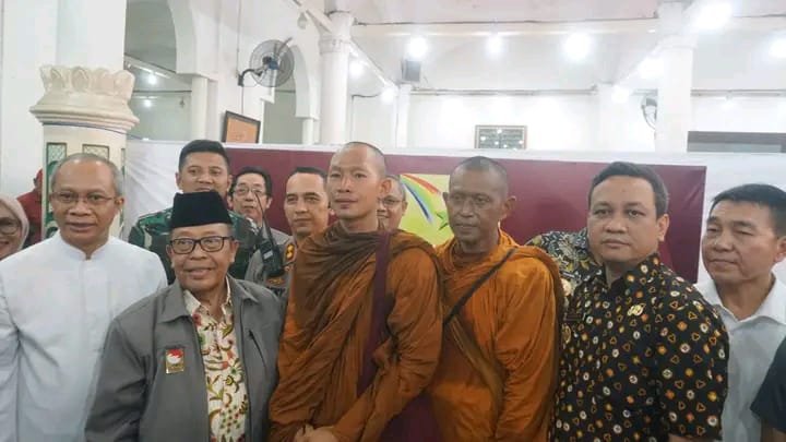 32 Biksu Thudong Sampai Kota Pekalongan, Walikota Sambut Meriah