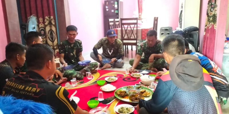 Anggota Satgas TMMD Tinggal dan Makan di Rumah Warga untuk Membangun Kebersamaan Antar Anggota Satgas dan Warga