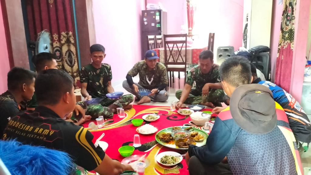 Anggota Satgas TMMD Tinggal dan Makan di Rumah Warga untuk Membangun Kebersamaan Antar Anggota Satgas dan Warga