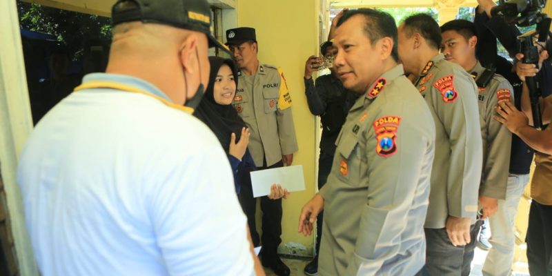 Dari Pintu ke Pintu Kapolda Jatim Dengarkan Curhatan Warga