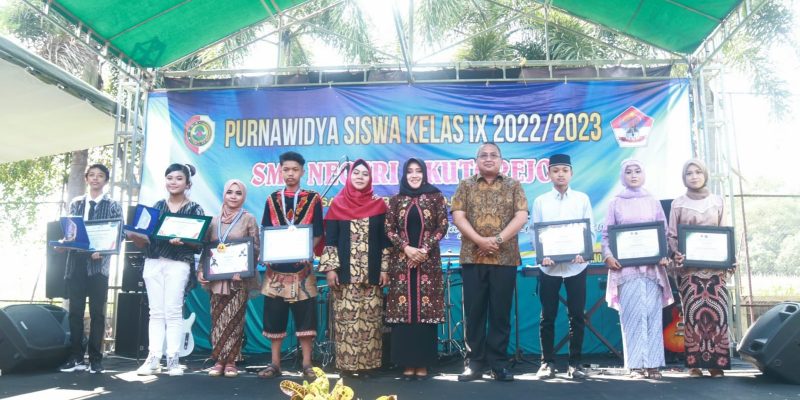 Hadiri Gebyar Purnawiyata SMPN 1 Mojoanyar, Bupati Ikfina Ajak Sekolah-Orang Tua Wujudkan Lingkungan Aman